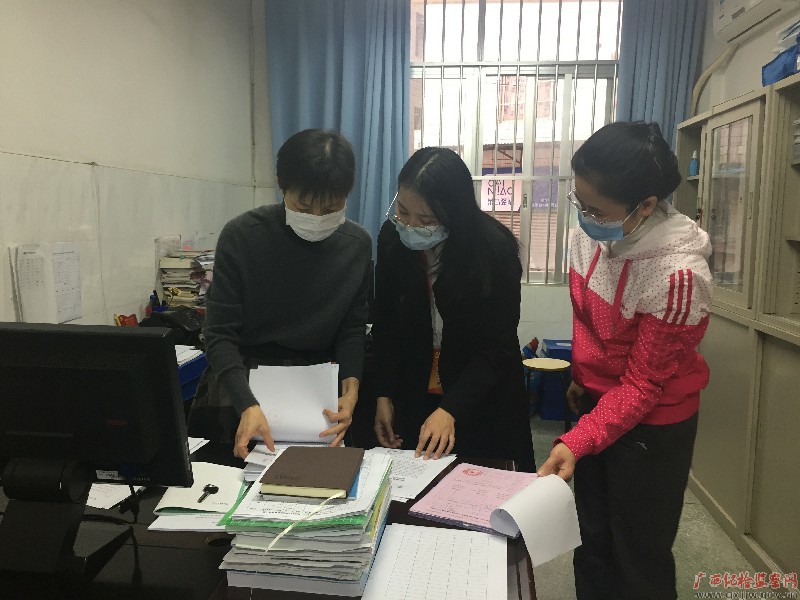 南宁市纪检监察干部在东葛路小学详细了解学校开学准备工作情况