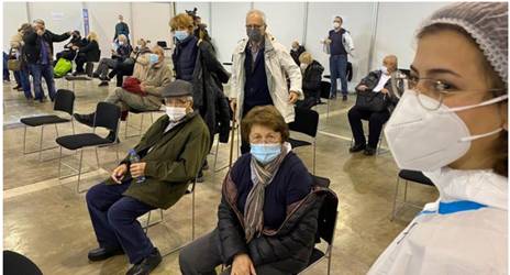 塞尔维亚民众排队等候接种中国疫苗 图源：外媒
