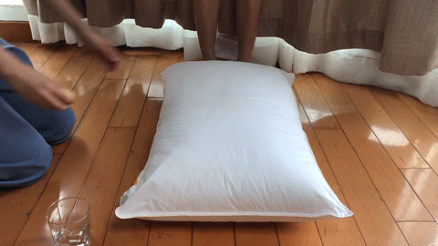  △ 鸡蛋测试，好枕头才有的保护力。