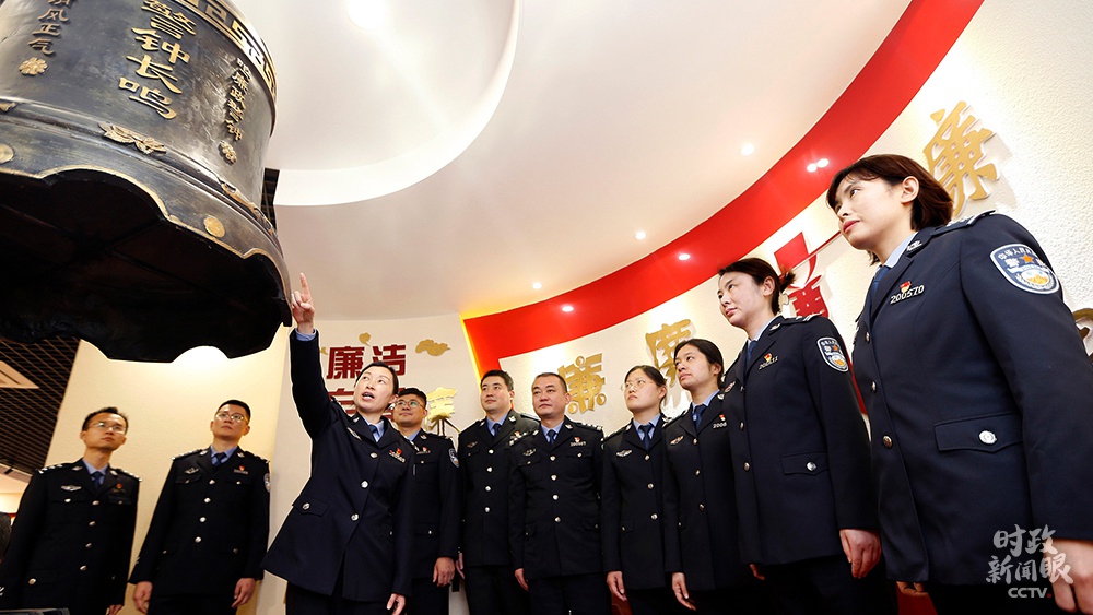 △2月4日，江苏南京港出入境边防检查站“廉讲堂”在廉政警示教育展厅开讲。