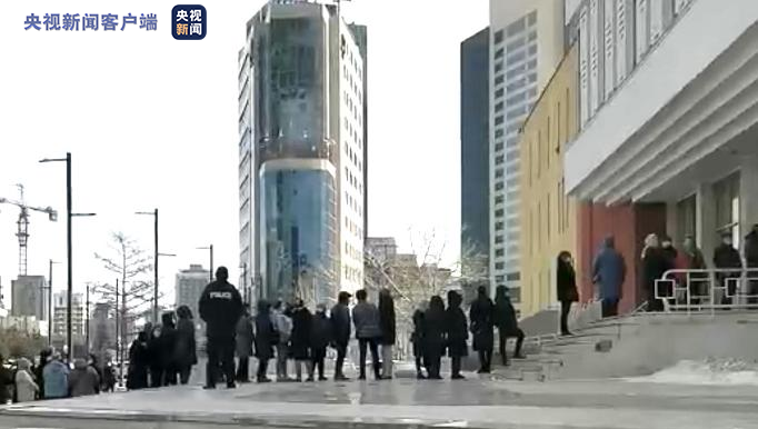 △乌兰巴托市民在排队等候接种中国疫苗