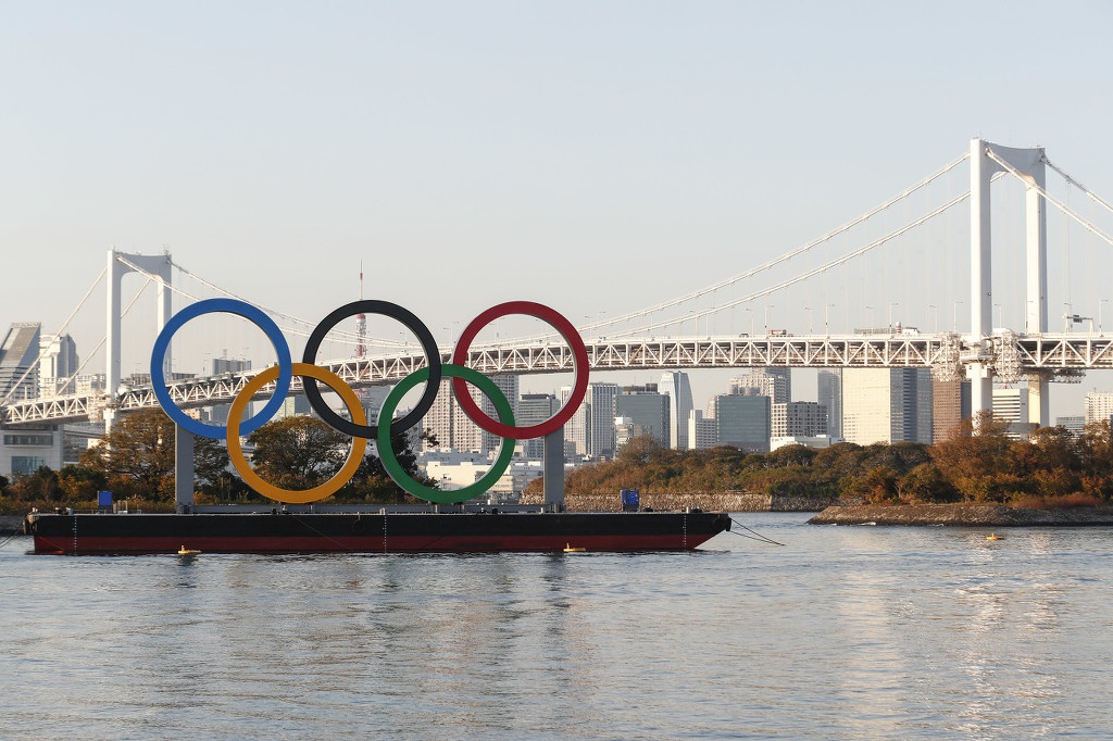  东京湾的奥运五环标志。