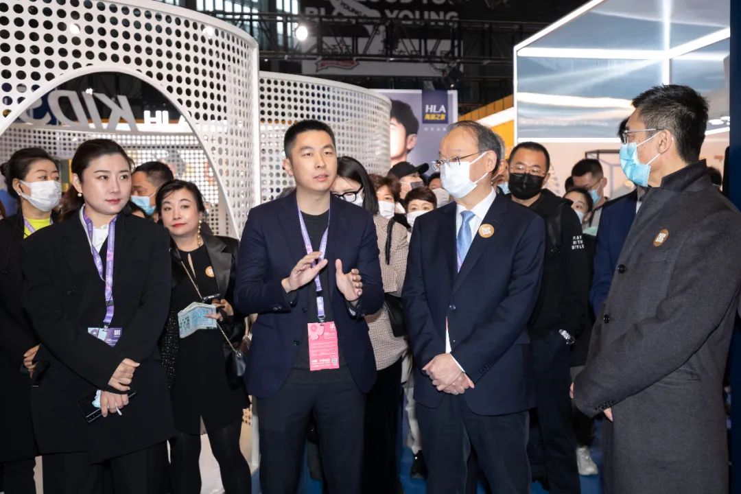 海澜集团董事长周立宸先生(左二)与中国纺织工业联合会党委书记嘎勇
