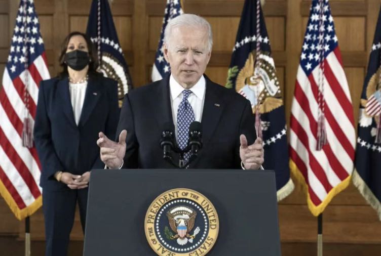  △拜登和哈里斯（后）在亚特兰大埃默里大学参加相关活动