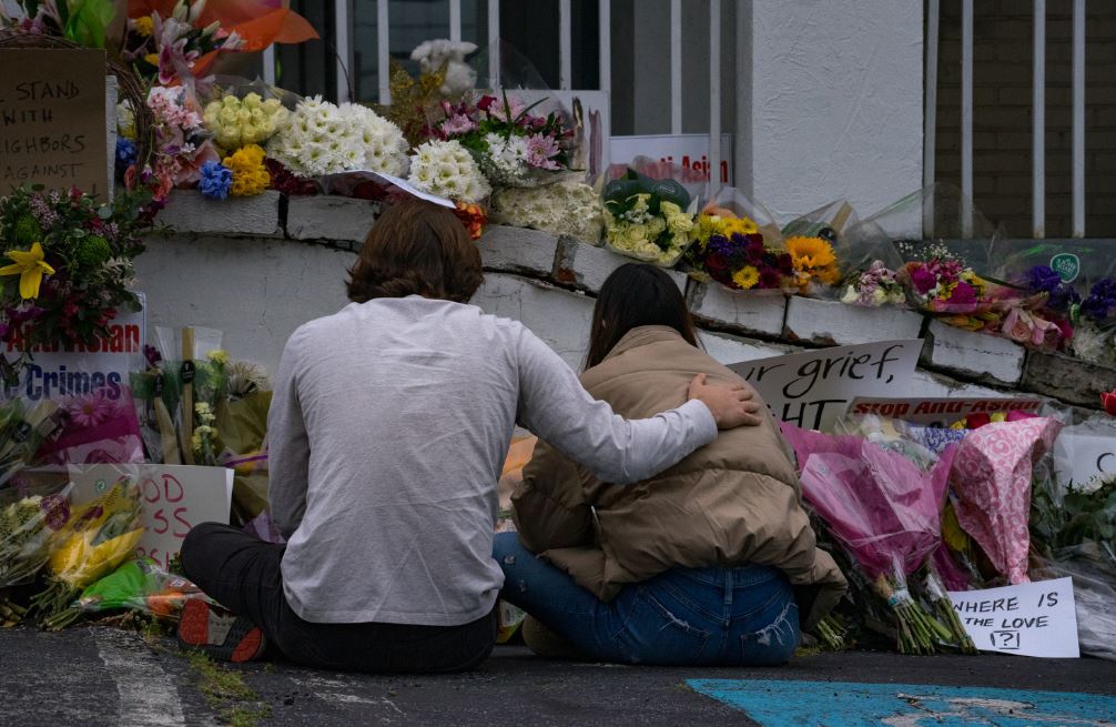  △当地时间3月19日，亚特兰大民众悼念连环枪击案遇难者。（图自视觉中国）