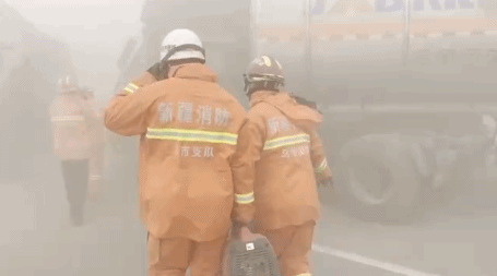 新疆乌鲁木齐大风及沙尘天气致交通事故 消防紧急救援