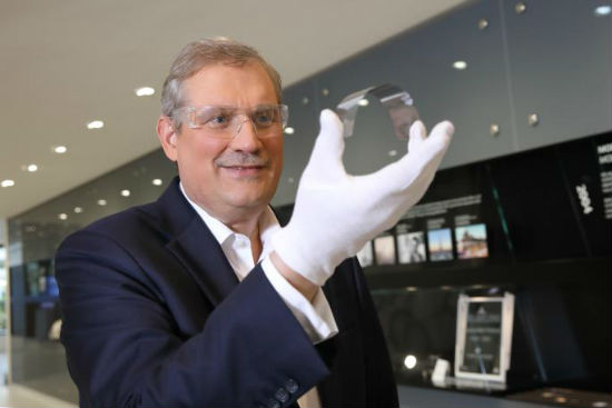 肖特CEO何德瑞博士展示肖特折叠显示屏用超薄玻璃(UTG)。图片：肖特