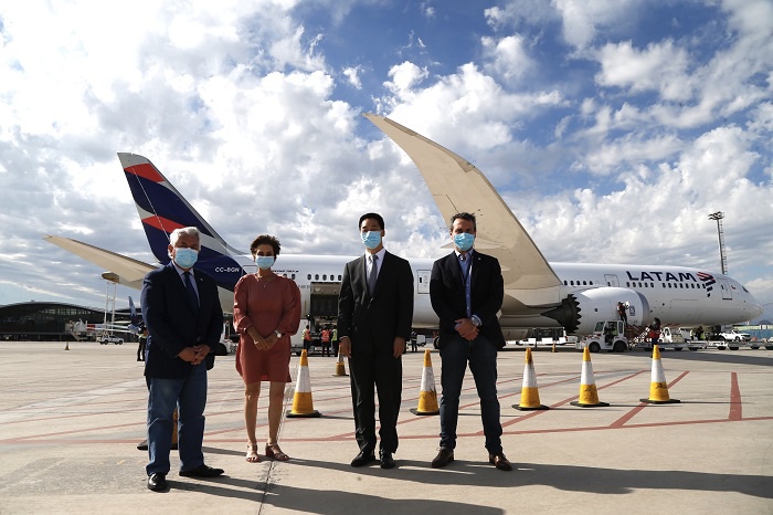 智利卫生部长帕里斯和中国驻智利大使牛清报以及其他智利官员前往机场