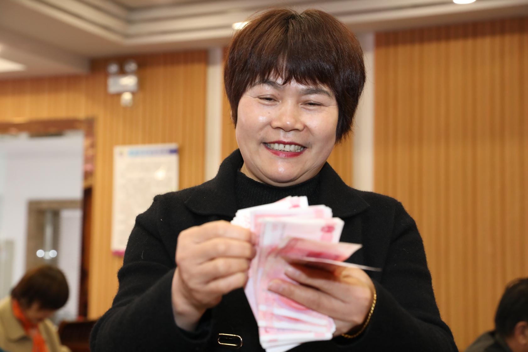 沪郊这个地方出现数钱分钱盛况千余户人家从四面八方赶来领现金