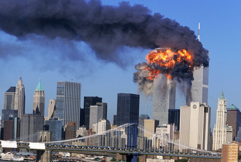 △2001年9月11日，恐怖分子劫持的飞机撞击了纽约世贸中心双子塔。（图片来源：美联社）
