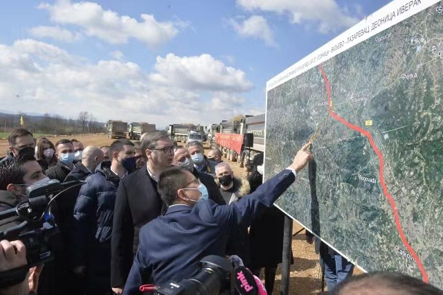 塞尔维亚总统武契奇视察中企承建的快速公路项目