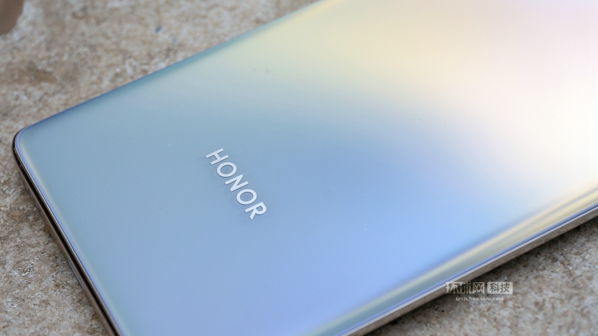 荣耀v40轻奢版太空银配色不同于其他品牌的银色,其看起来非常具有色彩