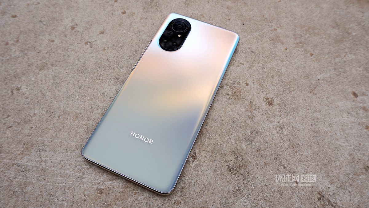 双纹理双镀膜工艺,幻彩与银色交织,带来更具空间感的幻变光影.