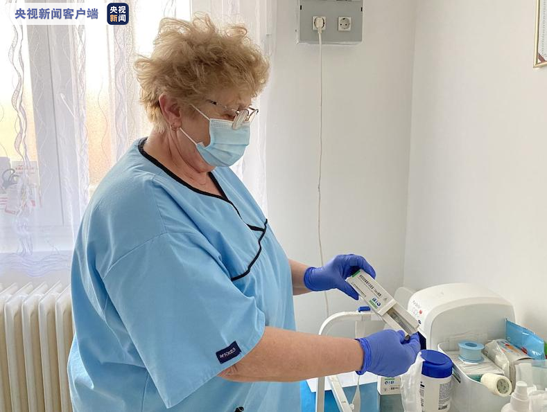 △匈牙利家庭医生展示国药新冠疫苗