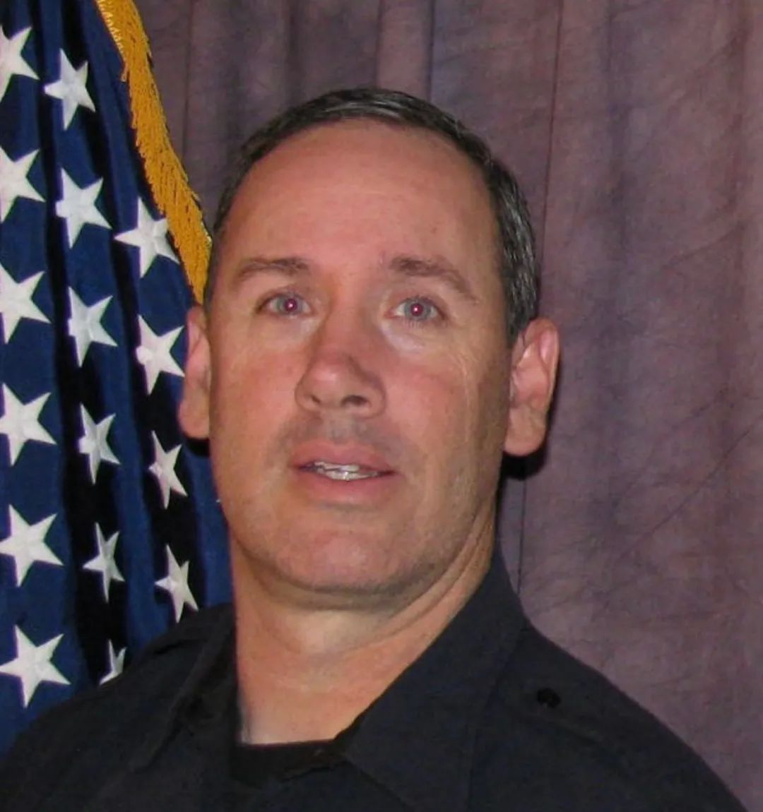 博尔德警察局在社交媒体上发布了遇袭警官埃里克·塔利的照片.