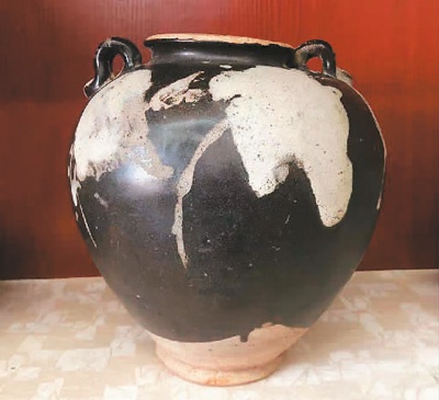 　　段店村民收藏的唐代鲁山花瓷罐　　李新春供图