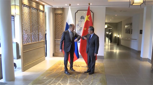 王毅同俄外长举行会谈：愿与俄方探讨建立健康码信息互认机制