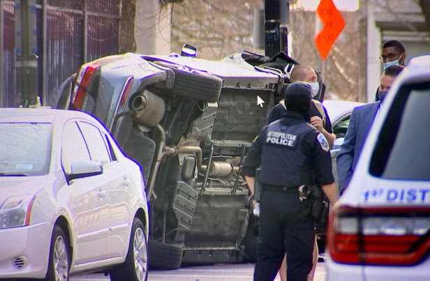 美国两名未成年少女武装劫车 车辆侧翻致1人死亡