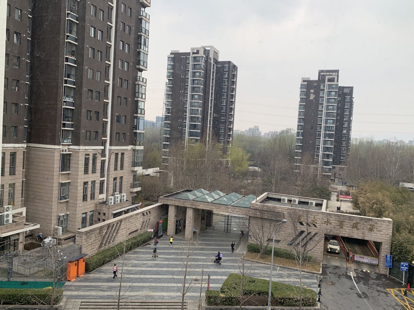 光大水墨风景小区位于蜂鸟家园对面,以大户型为主.