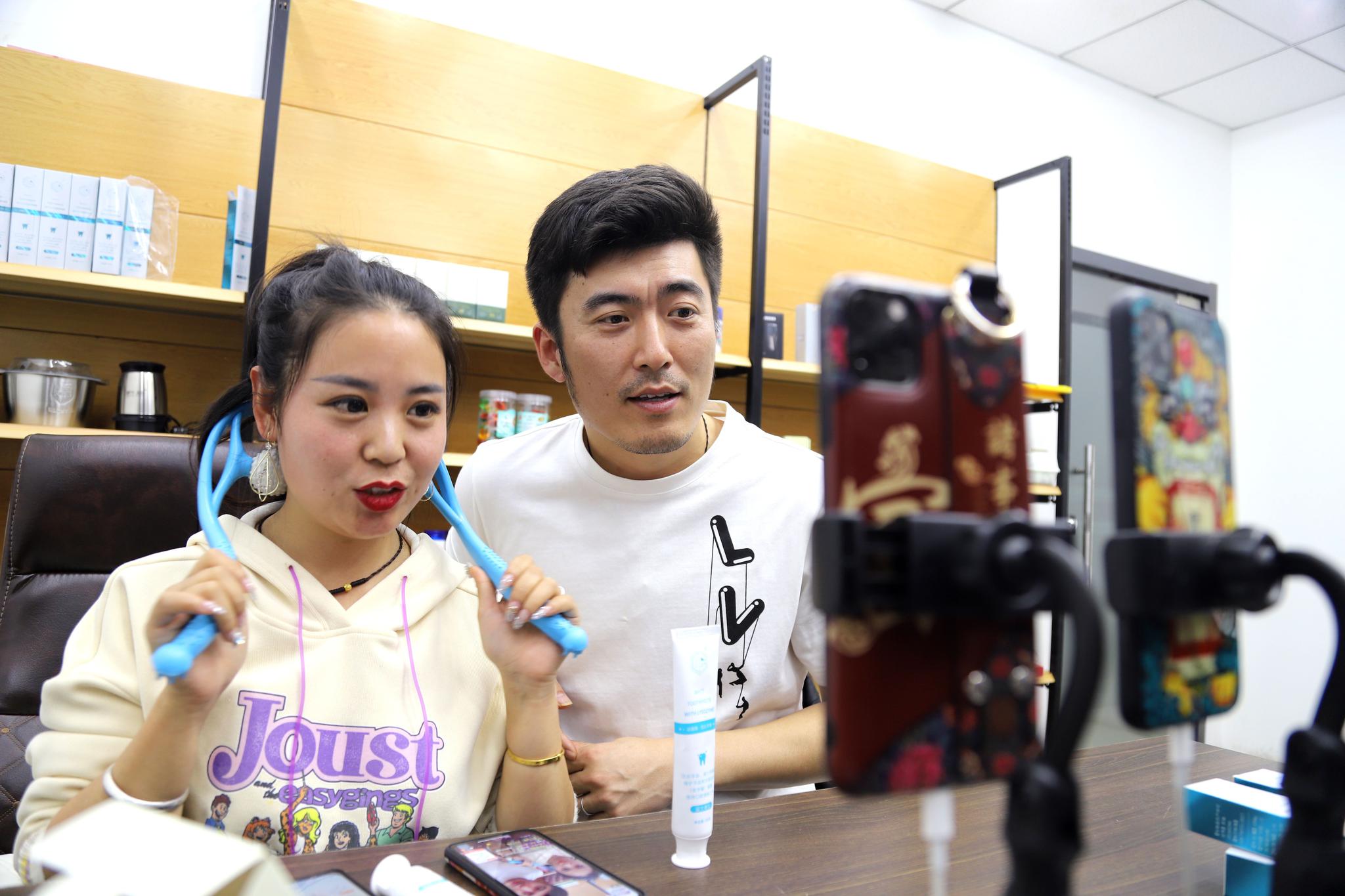 唐山市玉田县鸦鸿桥电商产业园主播们在直播推介产品.