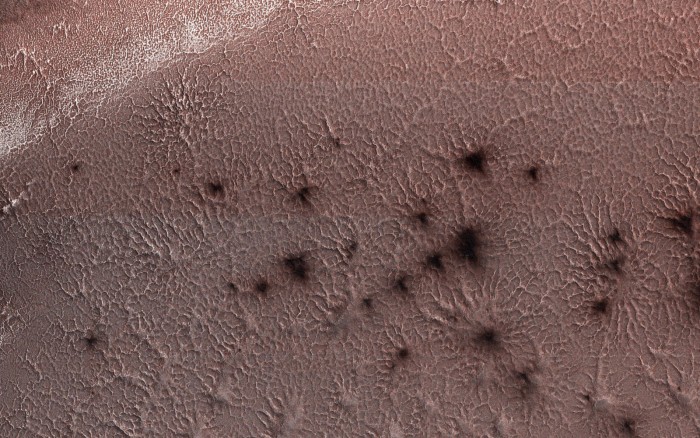研究人员揭开火星神秘“蜘蛛”地形面纱