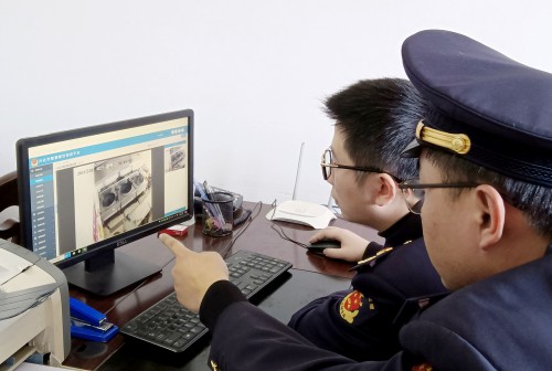 市场监管工作人员查看智慧监管信息平台.