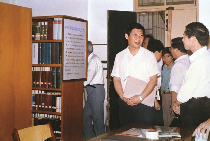 △1990年9月22日习近平在闽江大学调研