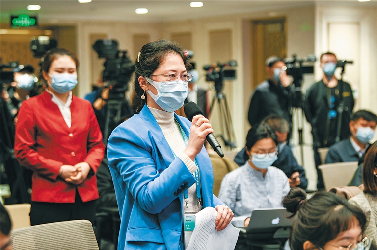 在北京举行的首届中国国际消费品博览会新闻发布会上,媒体记者进行