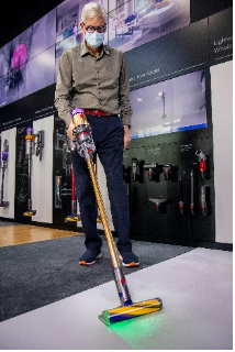 戴森首席工程师与创始人詹姆斯·戴森（JamesDyson）演示激光探测功能