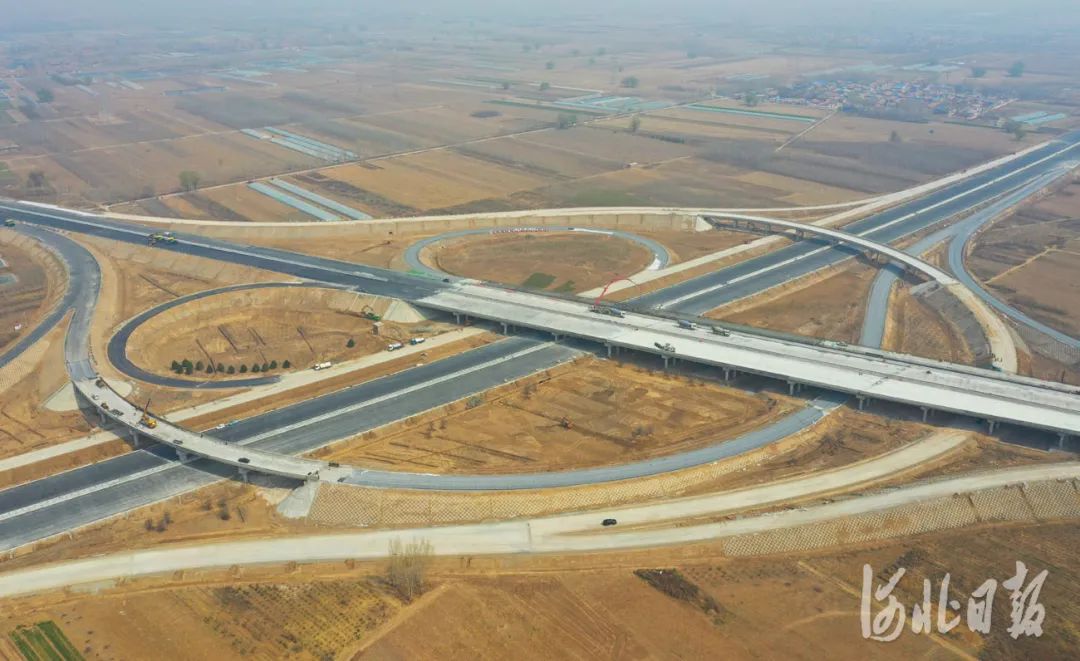 2021年3月25日,航拍建设中的荣乌新线,京德高速公路互通工程.