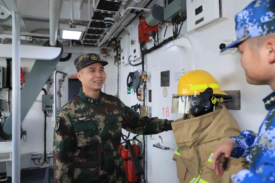 东风快递员上舰送货