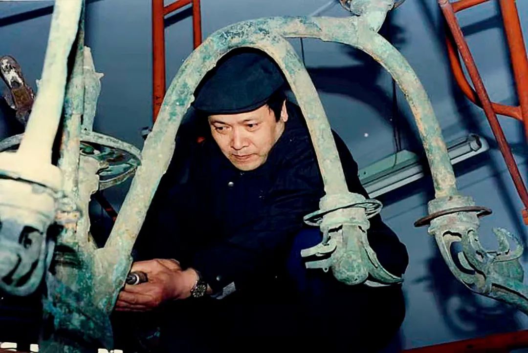杨晓邬在修复青铜神树。图/受访者提供