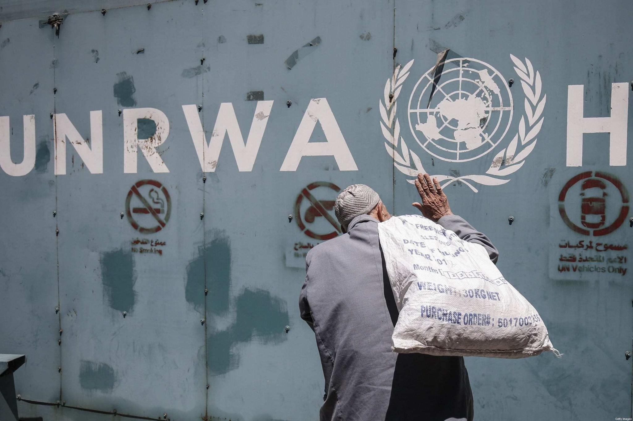 △2018年7月31日，一名巴勒斯坦男子站在加沙市联合国近东巴勒斯坦难民救济和工程处（图片来源：法新社）