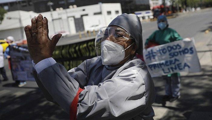 墨西哥墨西哥城，当地牙医举行示威活动，抗议政府没有给牙医接种新冠疫苗。图片来源：视觉中国