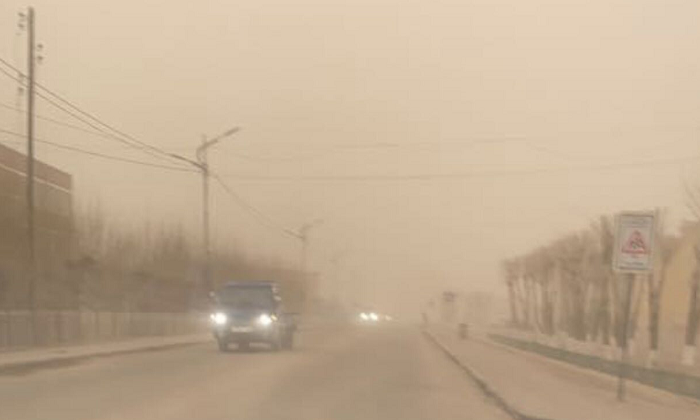 △扎布罕省乌里雅苏台市26日下午遭遇沙尘暴天气（图片来源：蒙古国TV5电视台新闻网）