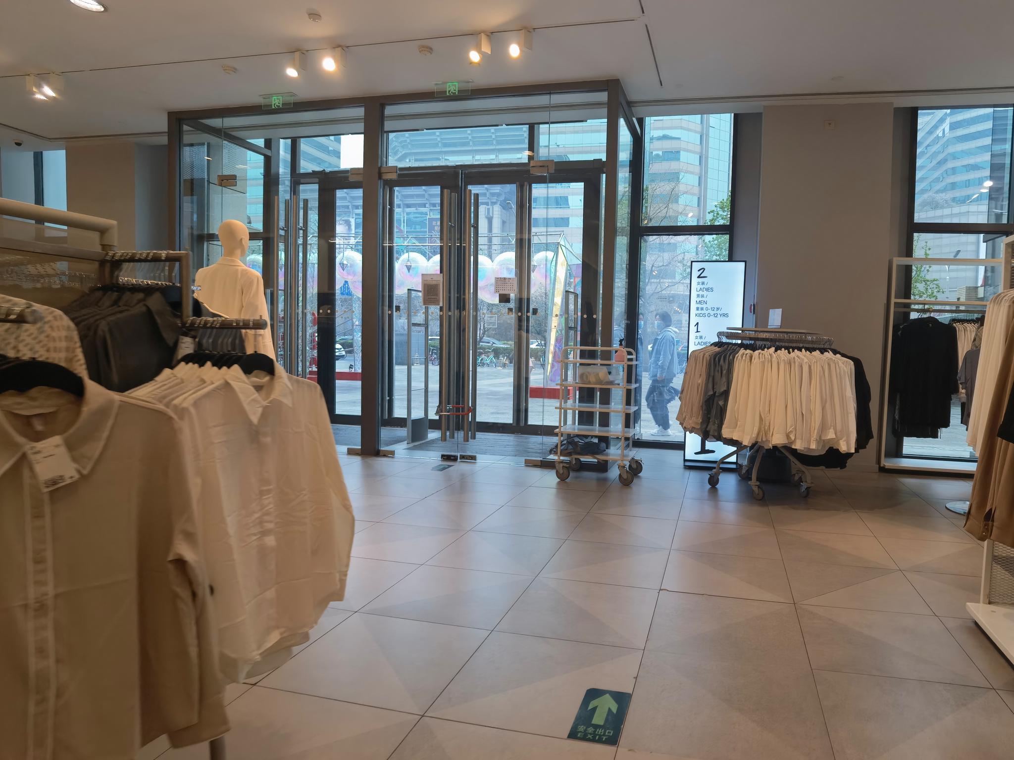 探访北京hm实体店这家店连临街大门都关了隔壁店店员说