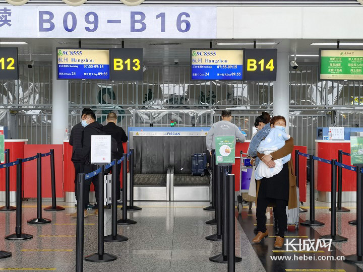 使用自助值机,并在值机柜台配备了免洗手消液,登机前会再次为旅客测温
