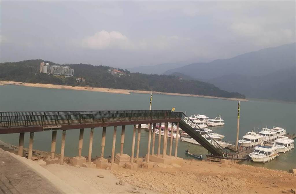 台湾缺水日月潭干涸画面曝光潭底露出大片杂草