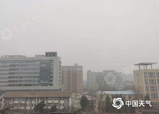 今晨，北京天空灰蒙蒙。