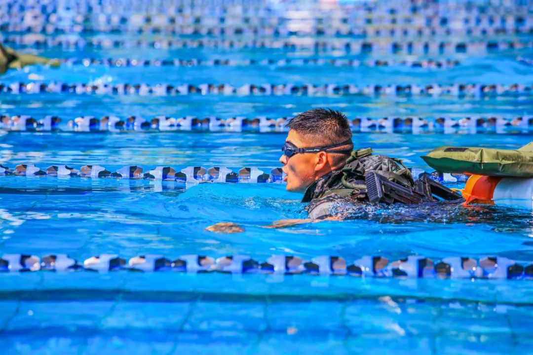 游泳简单武装泅渡试试