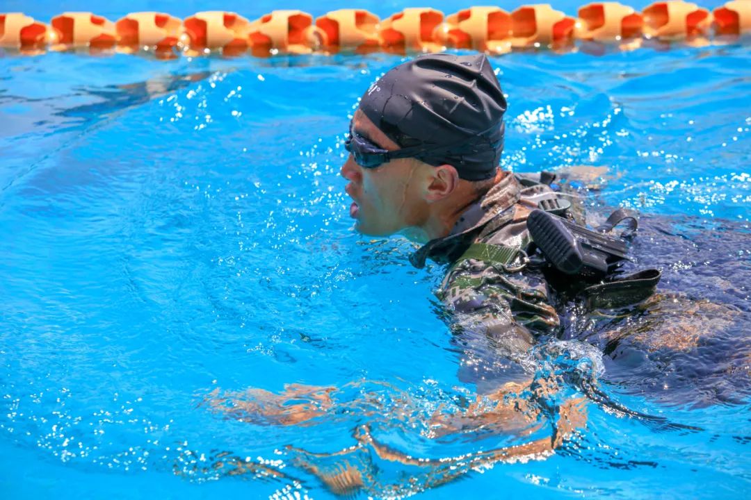 游泳简单武装泅渡试试