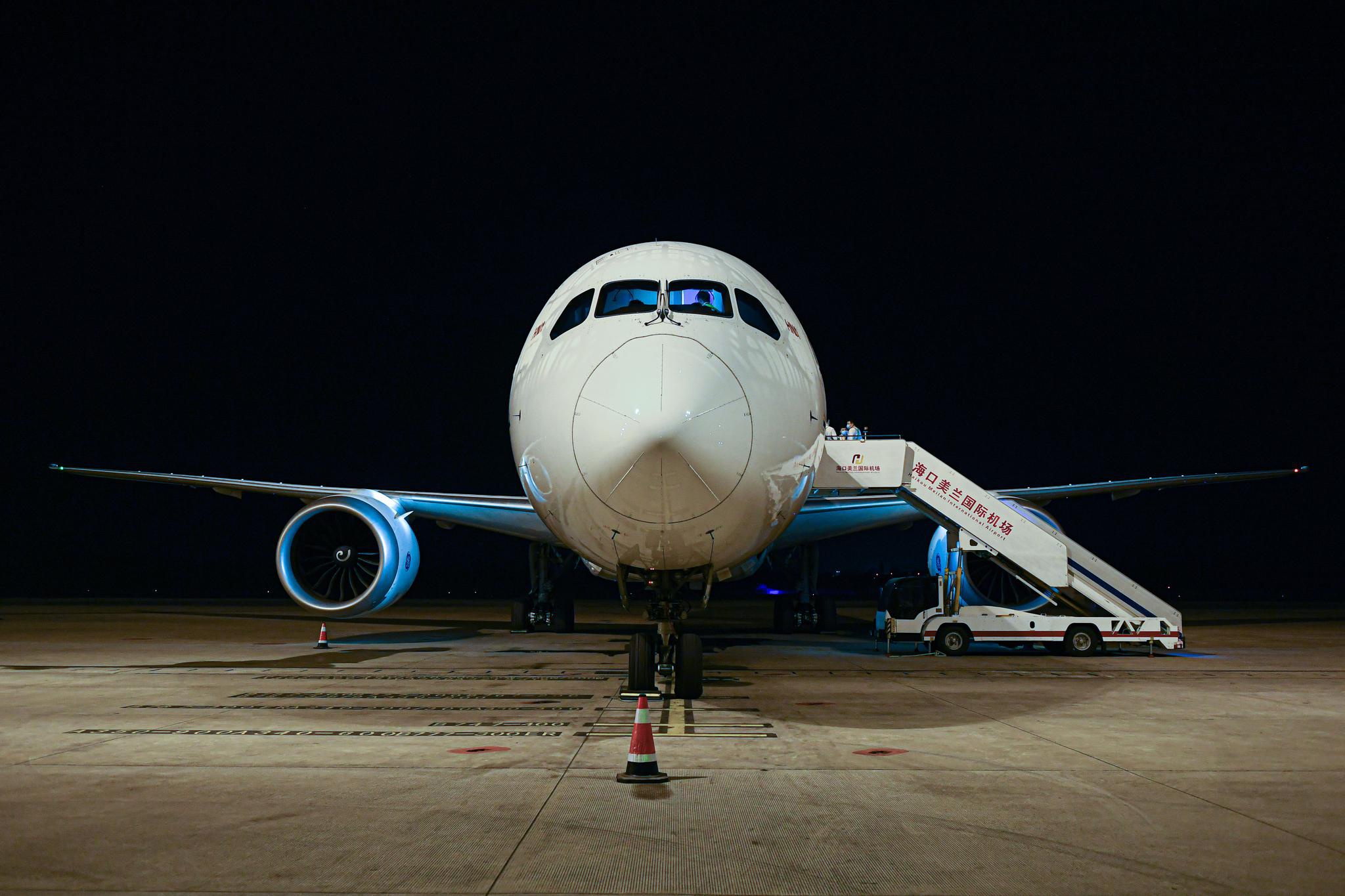 这是3月27日凌晨在海口美兰国际机场拍摄的海南航空hu787航班.