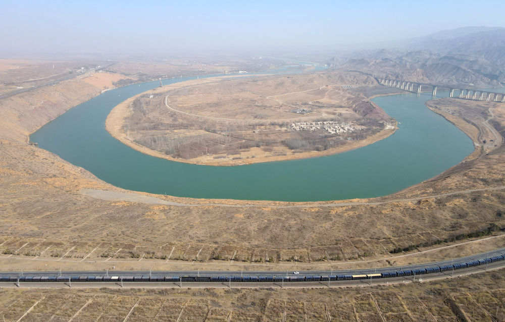 黄河流经宁夏中卫市沙坡头区（3月3日摄，无人机照片）。 新华社记者 唐如峰 摄