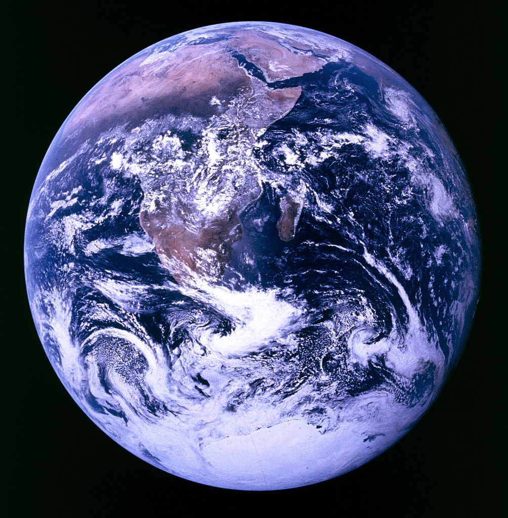 地球在宇宙中的样子图片