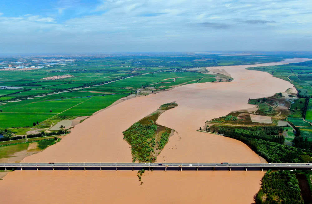 黄河渐成中原“绿飘带”。这是河南省洛阳市孟津县拍摄的二广高速吉利黄河大桥（无人机照片）。 新华社记者 郝源 摄