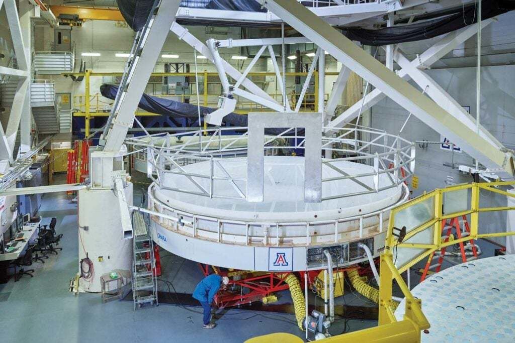 巨型麦哲伦望远镜其中一面镜子正在制作中