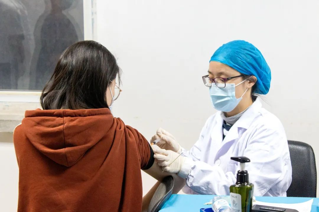 现场直击17000余名师生接种新冠疫苗的背后