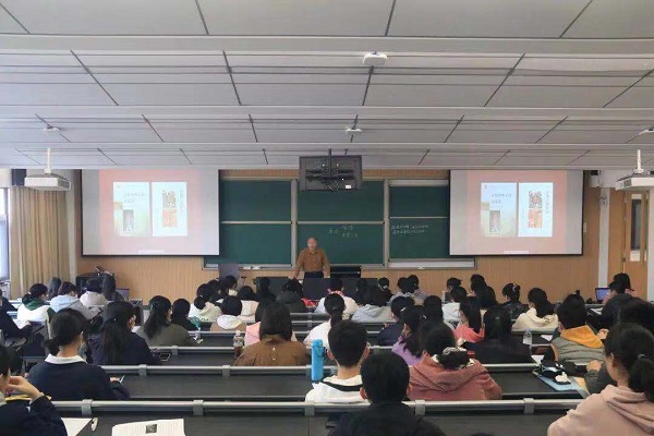 图说:历史地理研究中心教授姚大力的课堂