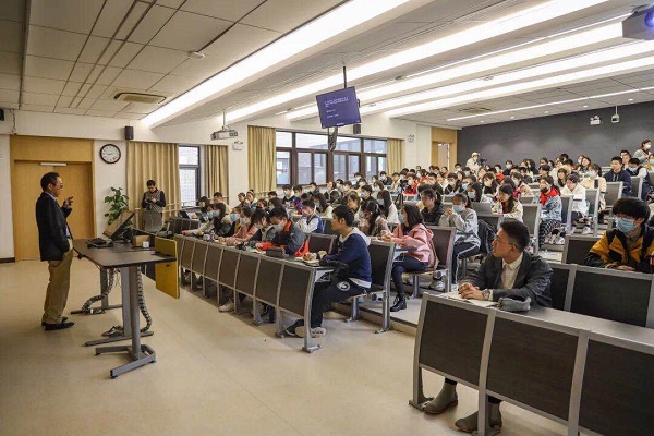 图说:经济学院院长张军课堂