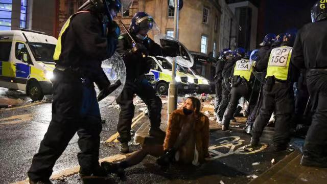 英国警察用警犬阵驱散布里斯托示威民众
